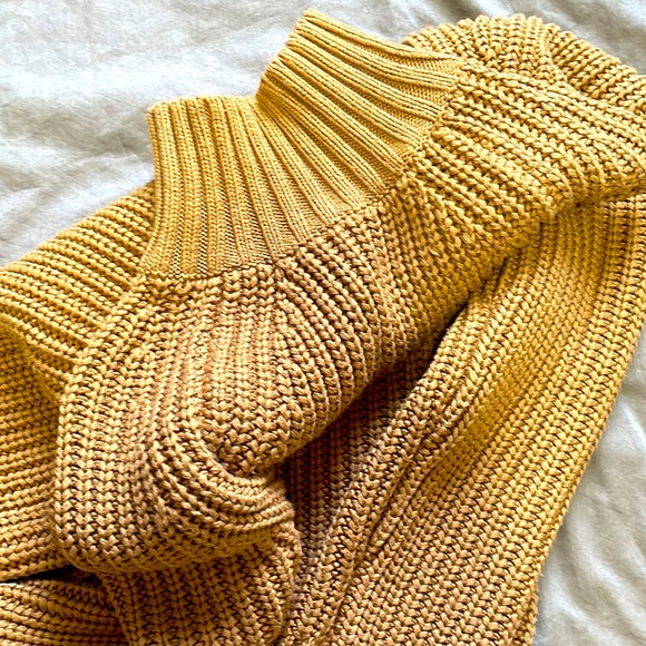 H&M Turtle Neck Sweatshirt - Picture 2 of 3